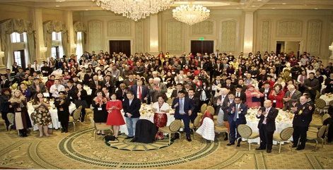 所有来宾起立共唱美国和中国国歌all of the attendees stand up to sing the US & China Anthems